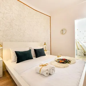 Apartament Cozy 1br Escape - With Charming Balcony Near Universitate, Bucureşti